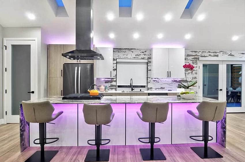 Kabin aydınlatması altında floresan şeritli modern mutfak, iki renkli dolaplar, büyük kuvars ve şelale adası