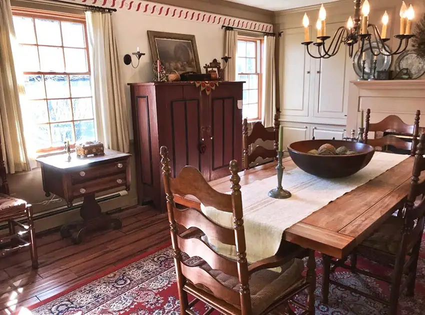 American colonial furniture in dining space