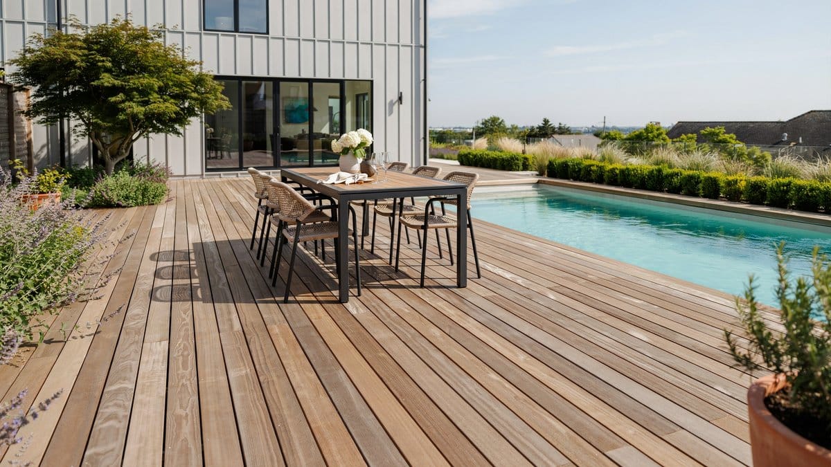 Poolside composite deck with an outdoor dining table set for six