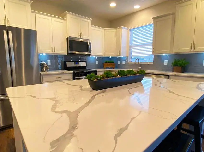 Kitchen with calacatta classic quartz countertops
