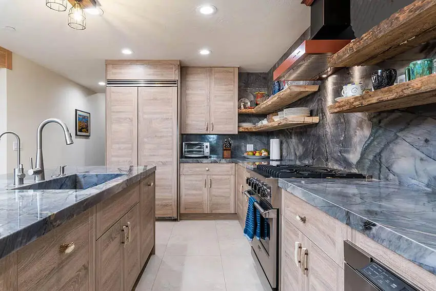 Kitchen with backsplash made of quartzite and countertop with open shelving