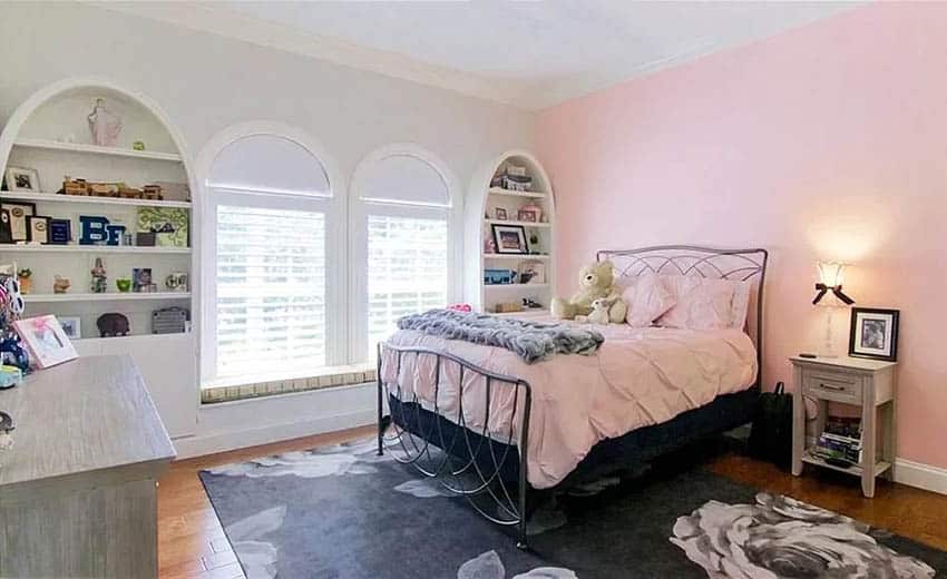 girls-bedroom-with-arched-built-in-storage-shelving