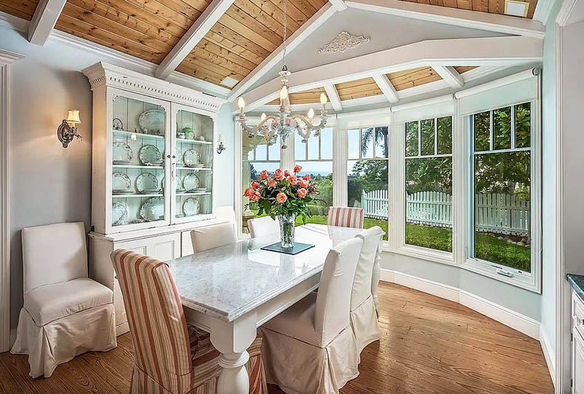 Dining room with bow window