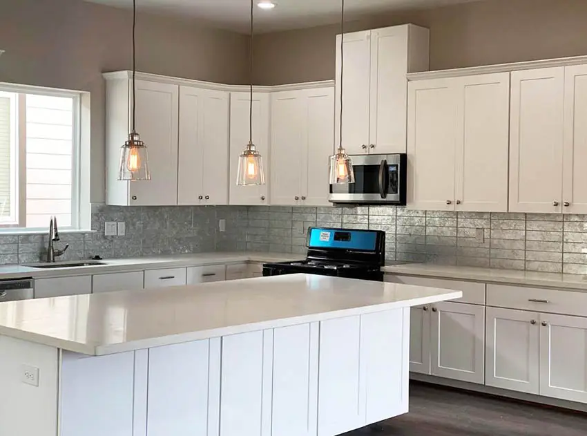 Rectangular sheet metal backsplash