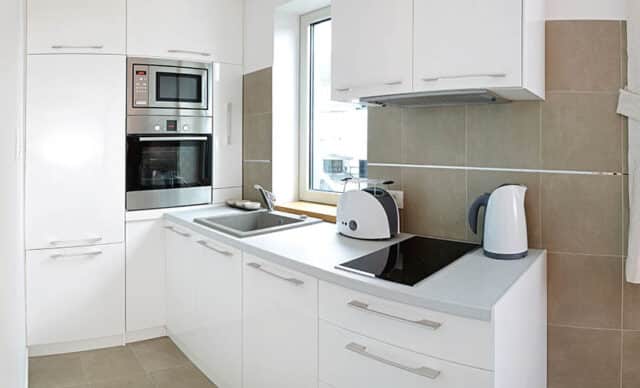 Small Modern Kitchen With Dishwasher 640x388 