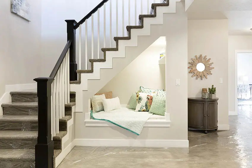 Closed staircase design with daybed niche