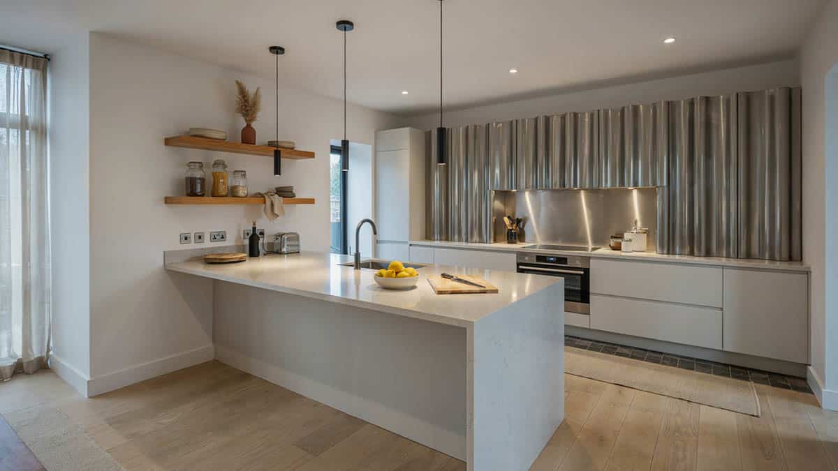 Shiny metal with wavy profile backsplash