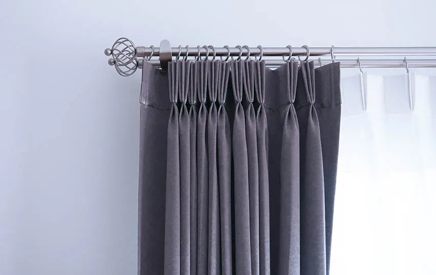 Decorative rod for curtain