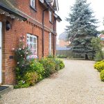 Cottage with pea gravel walkway