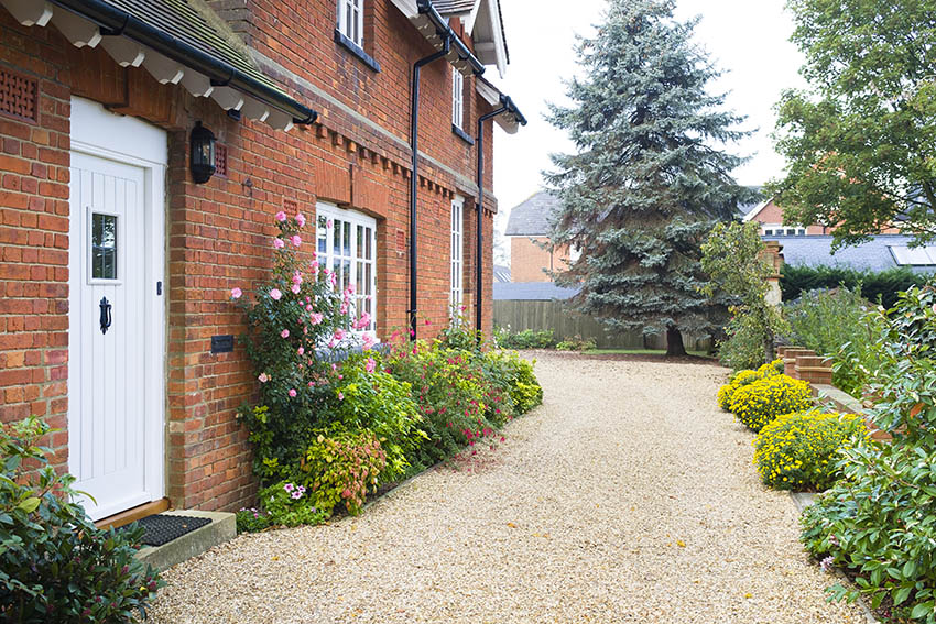 Cottage with pea gravel walkway