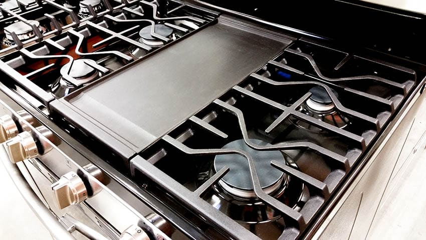 Gas cooktop with griddle
