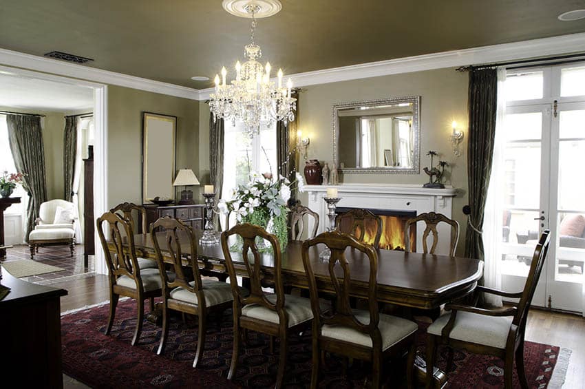 Traditional 8 seater table with chandelier