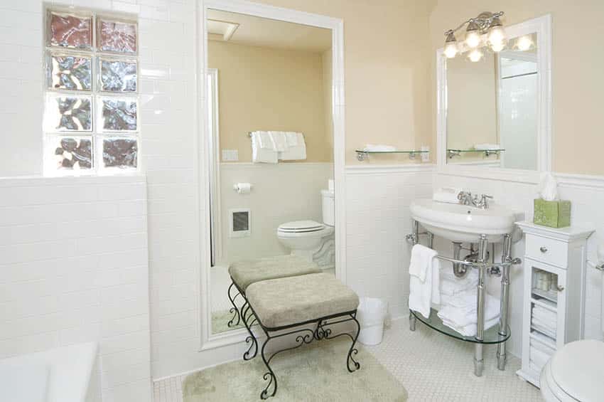 Bathroom with rectangular obscure window