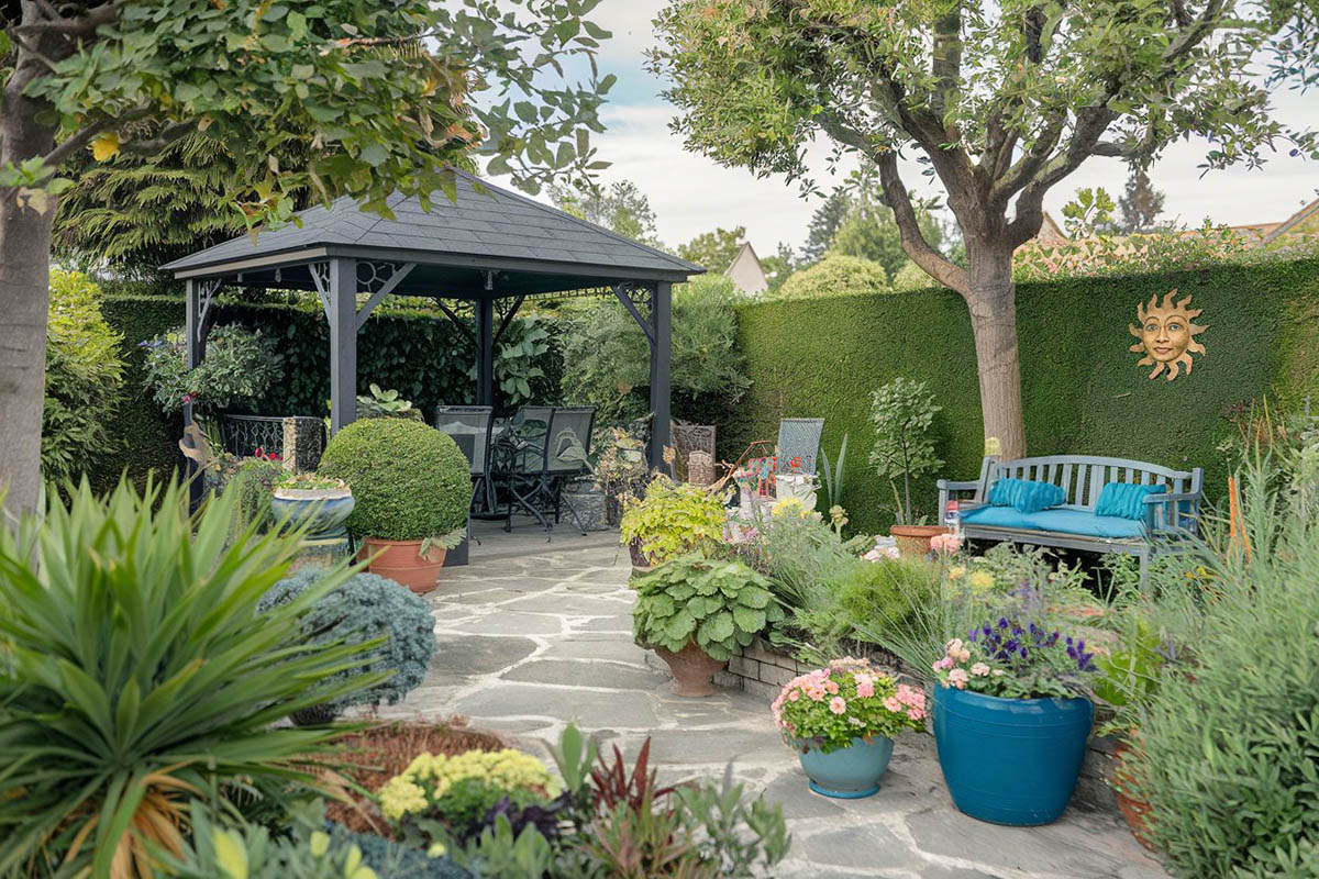 Backyard with hedge fence and gazebo