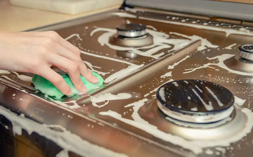 Cleaning gas cooktop
