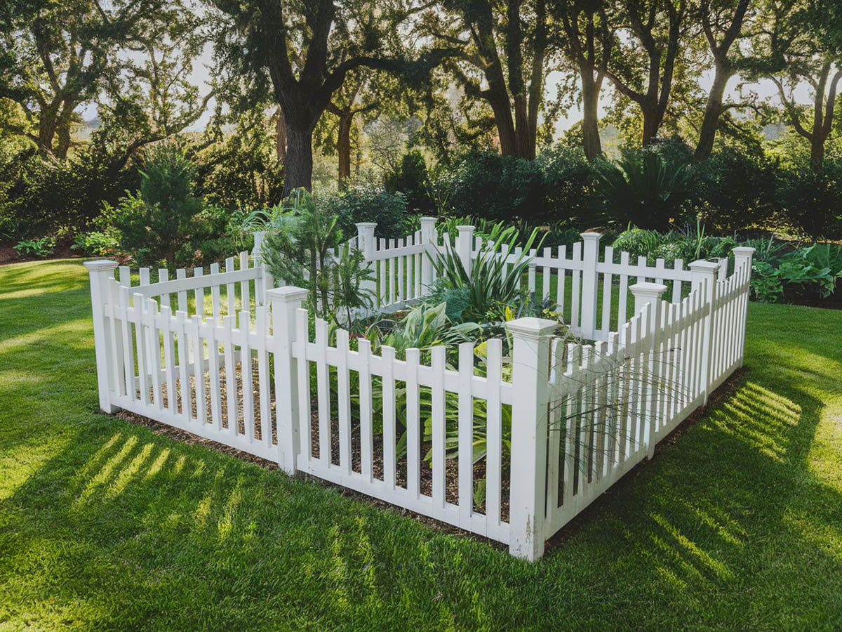 Vegetable garden enclosure fence