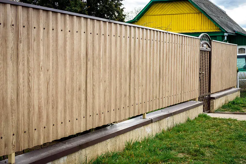 Corrugated wood plank design fence
