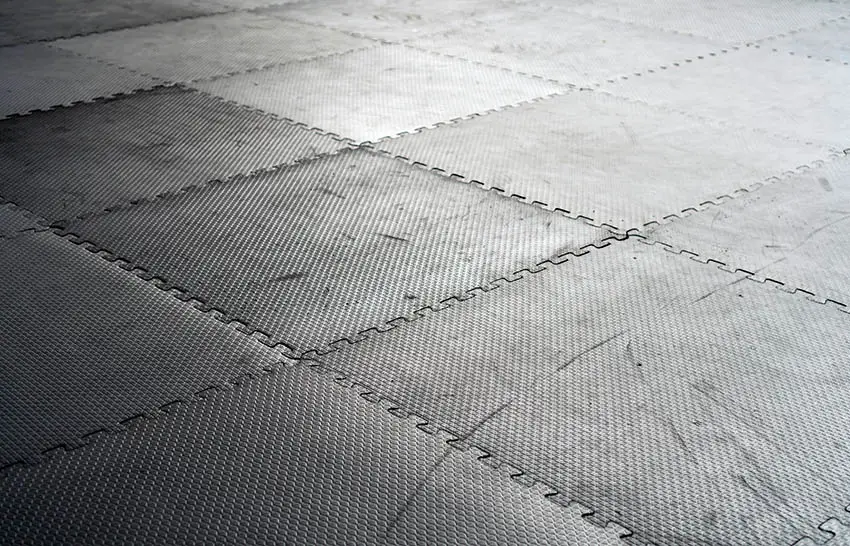 Interlocking rubber tiles