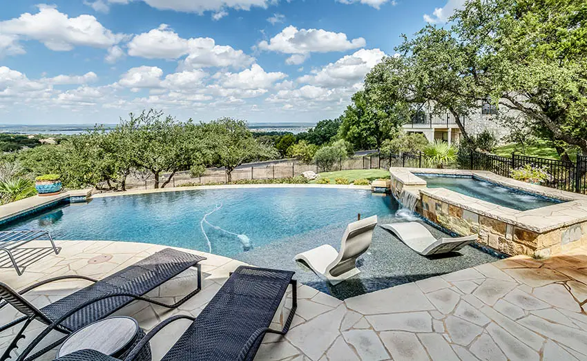 Swimming pool with aggregate finish