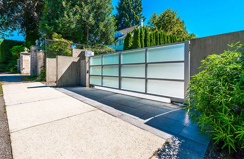 modern-swinging-aluminum-frosted-glass-driveway-gate