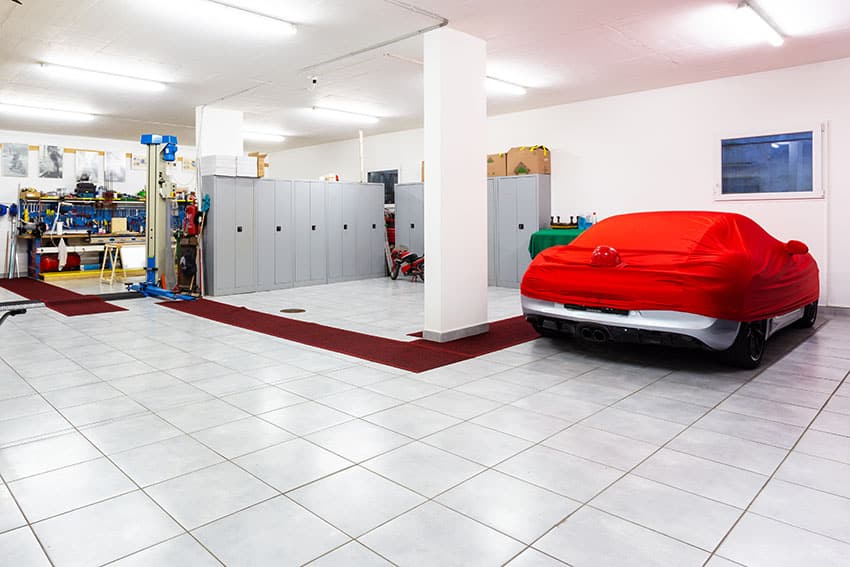 Garage with steel closets and shite tiles