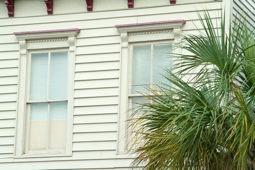  Clapback wood siding facade of Antebellum home