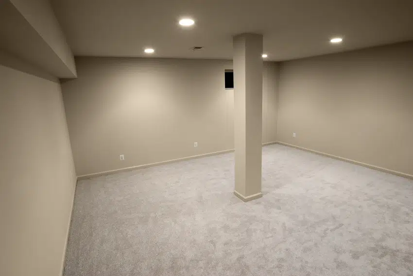 Empty interior with single column in the center