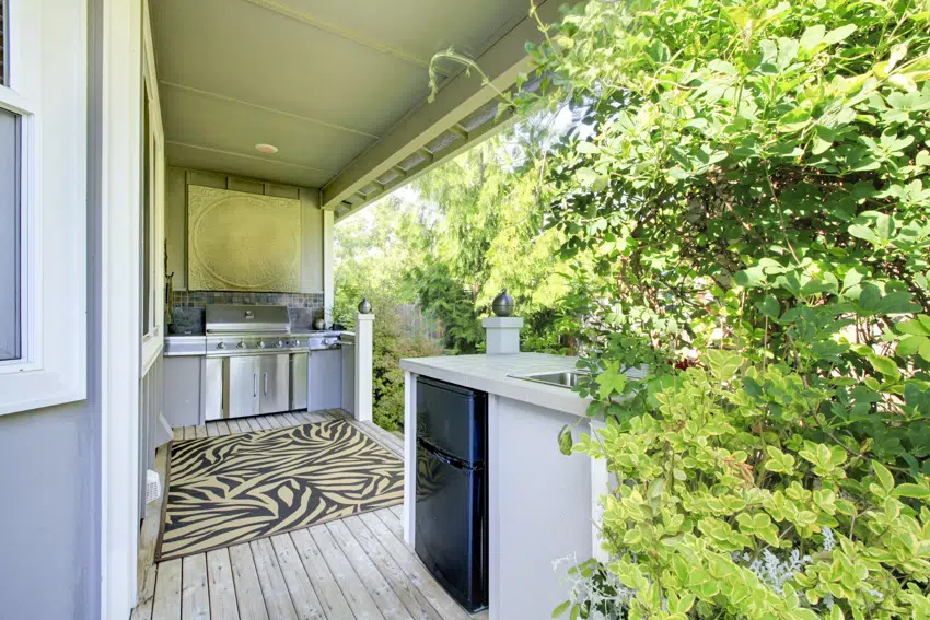 Outdoor kitchen with small fridge