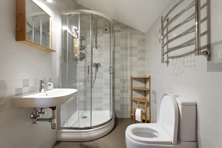 Small bathroom in gray tones