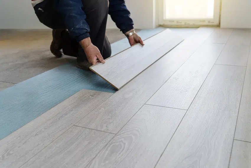 Installing soundproof laminate flooring