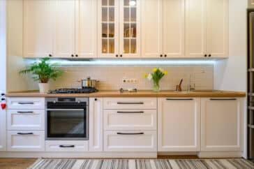 10 Traditional Kitchen Wall Colors with Cream Cabinets (Paint Picks)