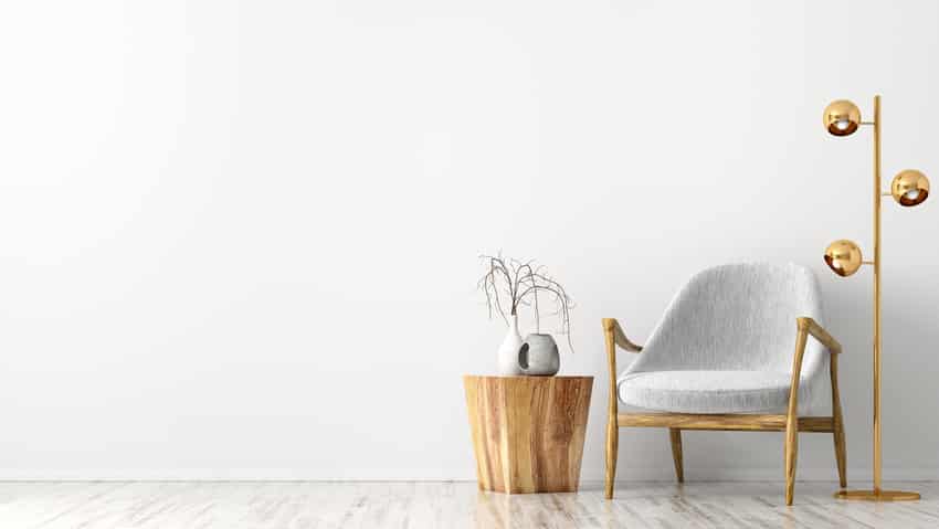  Interior gris y blanco con sillón de madera y mesa de centro