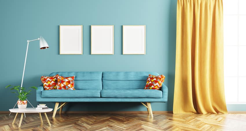  Interior de la sala de estar con paredes de color azul claro sofá con cortina de color amarillo dorado y almohadas decorativas