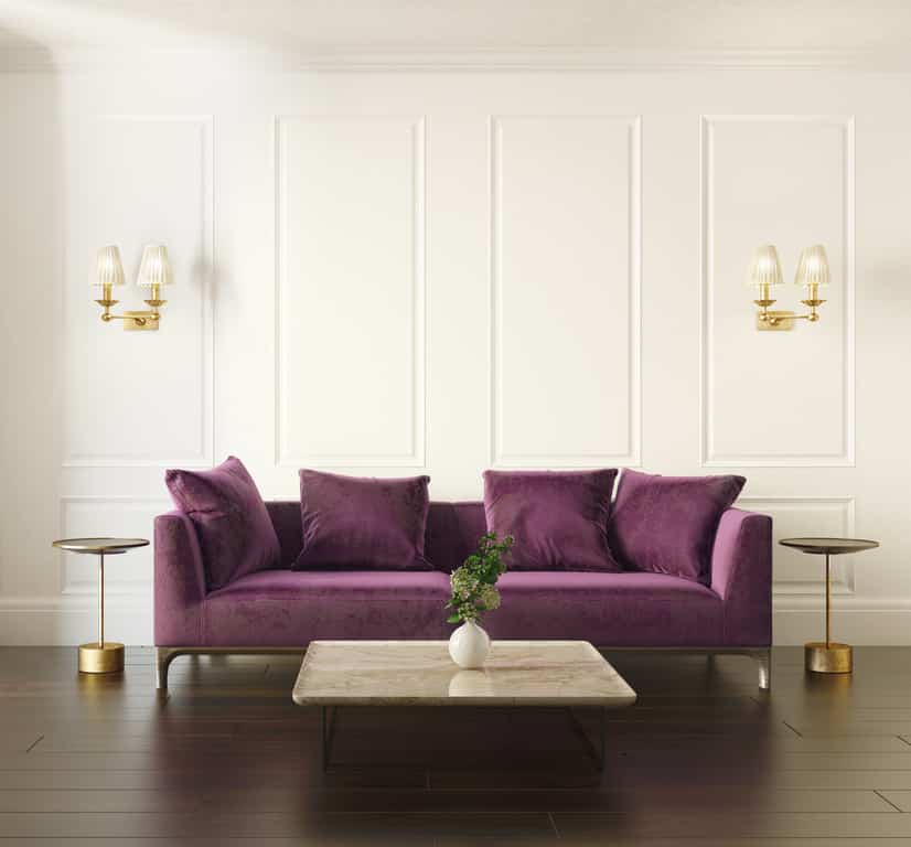 interior clasic elegant modern cu canapea de catifea violet