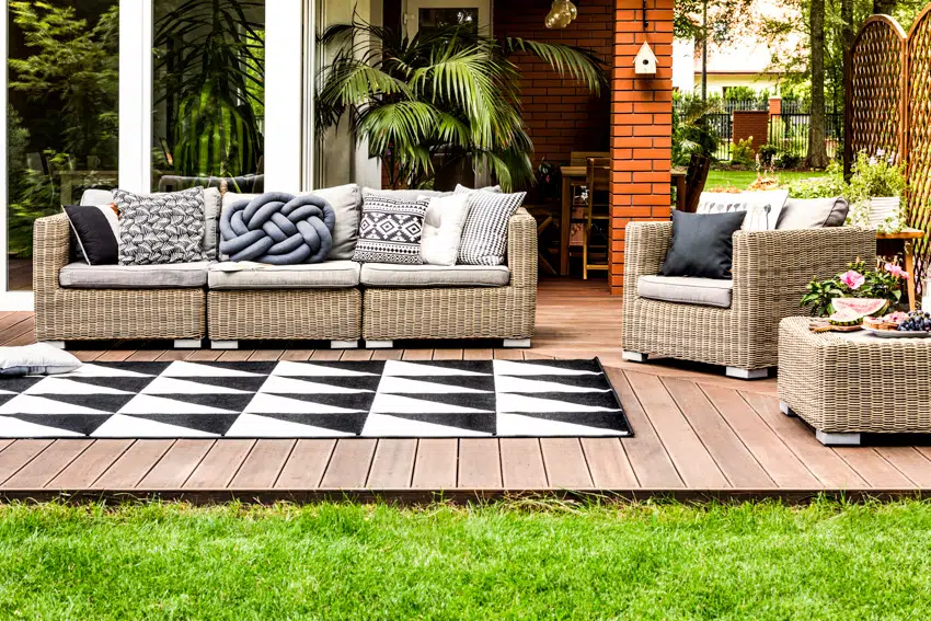 Modern deck design with sofa chairs