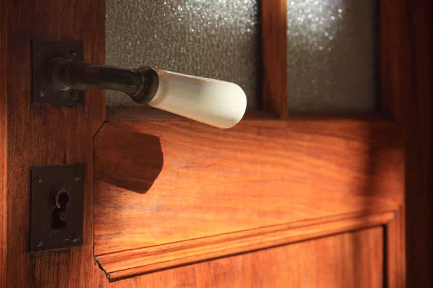 Reeded glass with handle lever on door