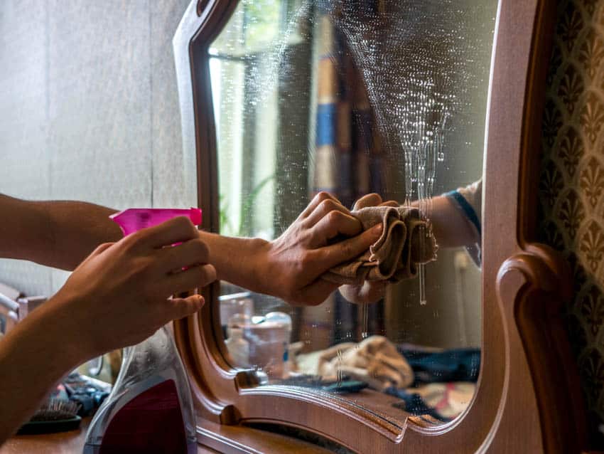 Cleaning mirror from spray paint