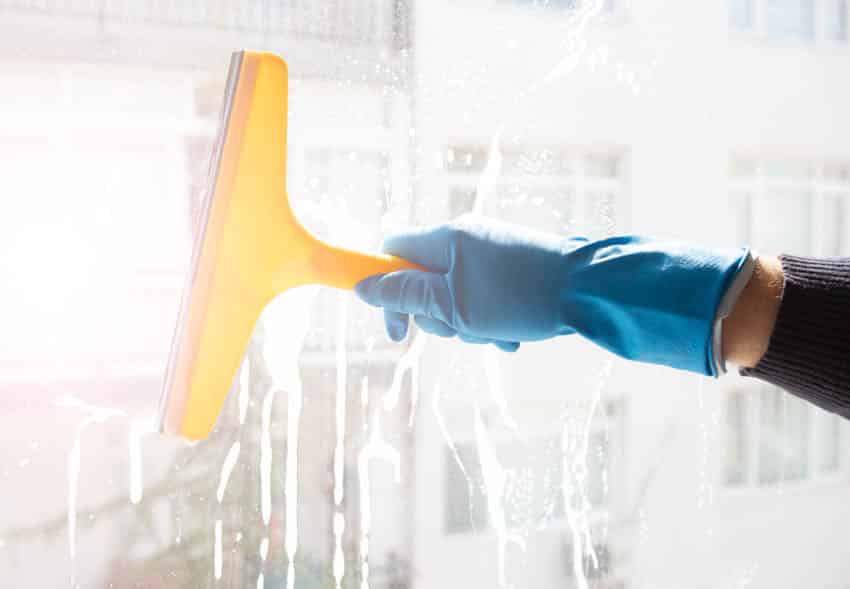 Cleaning paint from glass windows