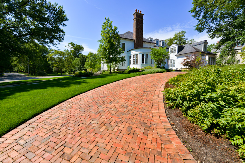 Curve brick and lawn house exterior