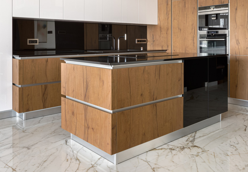 Kitchen black countertop backsplash 