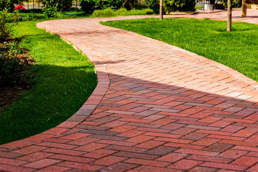 Patterned bricks for curved walkway