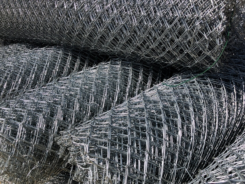 Rolled wire mesh fence