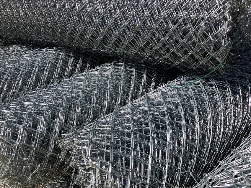 Rolled chain type fencing