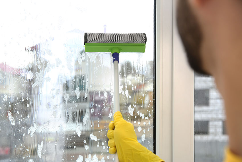 Cleaning window with roller