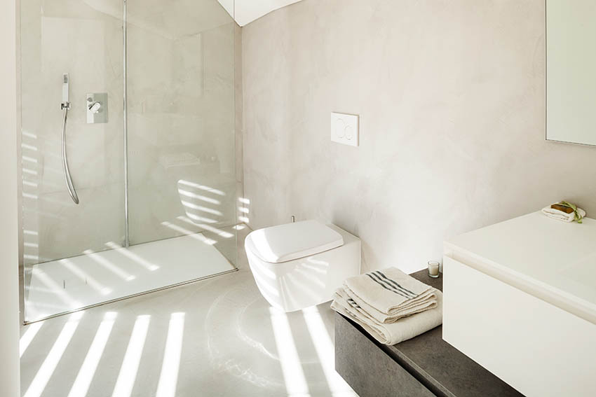 Modern bathroom with white plaster walls