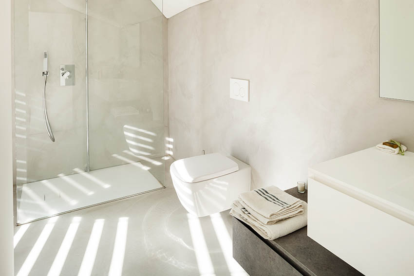 Modern bathroom with white plaster finish walls