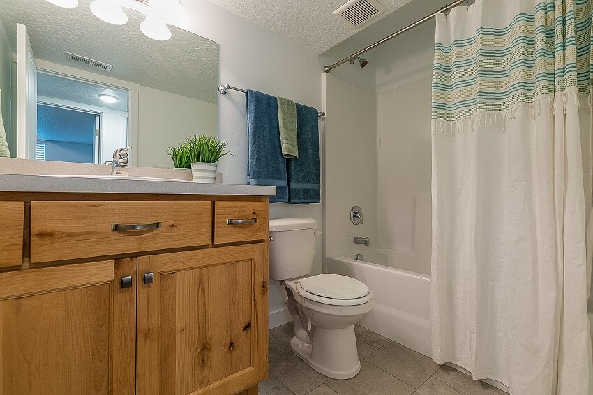 Shower and bathtub combo in a bathroom 