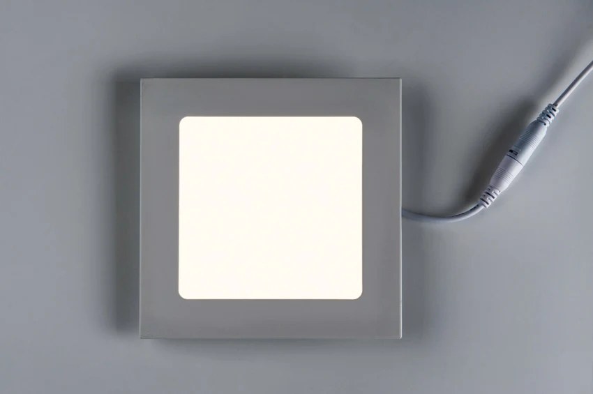 Square-shaped canless lighting