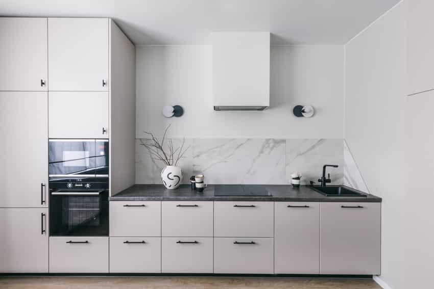 Solid slabs of quartz for the backsplash