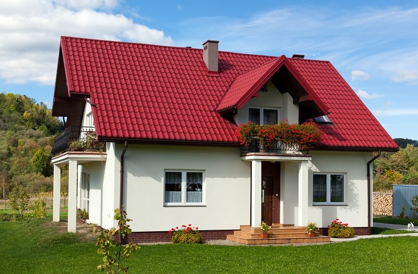 Family house with balcony and garden 